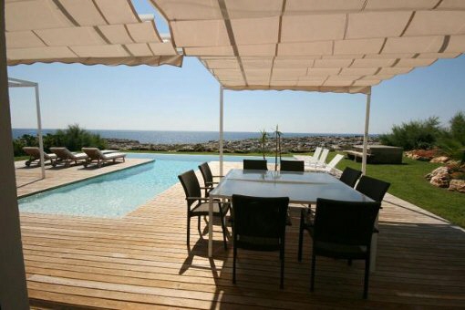 Terraza con piscina y vistas al mar