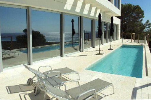 Piscina con terraza