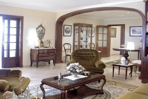 Sala de estar grande y comfortable