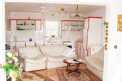 Sala de estar con cocina abierta