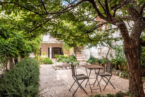 Casa tradicional con varias terrazas, garaje y jardín romántico en el centro histórico de Mahón