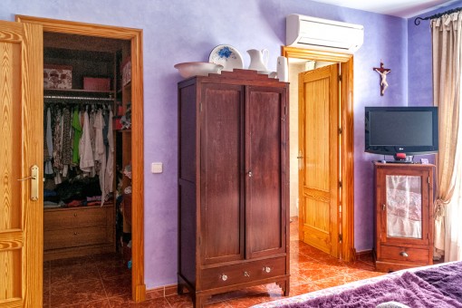 Este dormitorio ofrece un armario empotrado