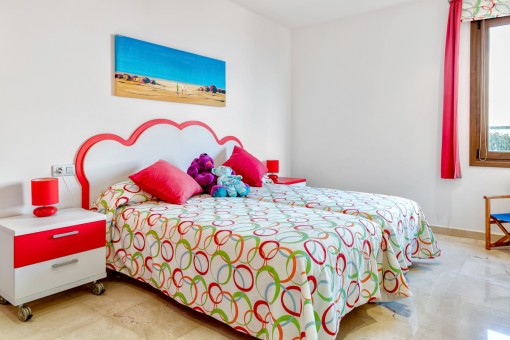 Dormitorio de huéspedes colorado