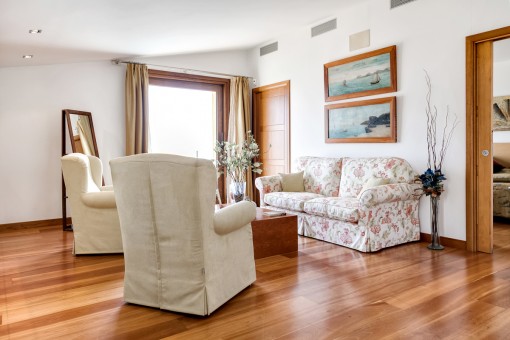 El dormitorio principal ofrece su propia sala de estar