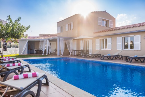 Bonito chalet con piscina, jardín grande y licencia vacacional en Mahón