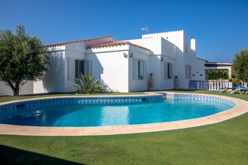 Estupendo chalet con piscina y vistas panorámicas desde la terraza en Sol del Este