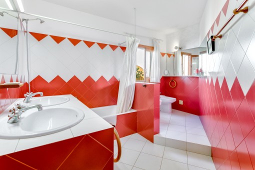 Baño en color rojo con bañera