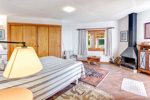 Dormitorio doble con chimenea