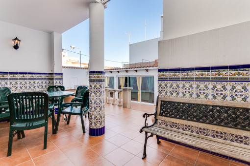 Terraza con pared de baldosas