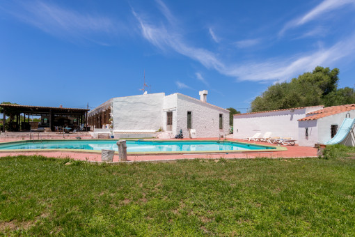 Jardín y área de piscina