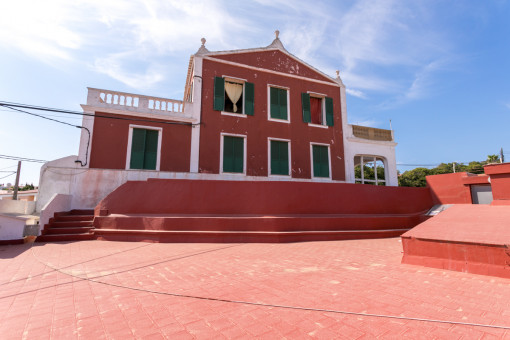 Vista exterior de la villa espaciosa