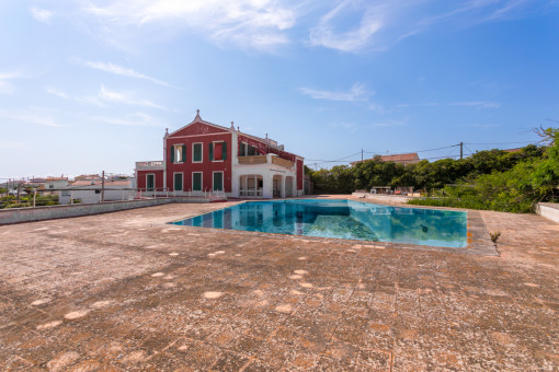 Bonito chalet de 1798 con piscina, pista de tenis y discoteca incorporada en la roca, a reformar, en Son Vilar