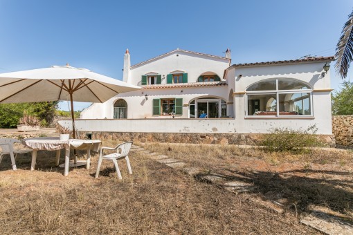 Bonita casa de campo con 4 dormitorios, piscina y solar grande en Mahón