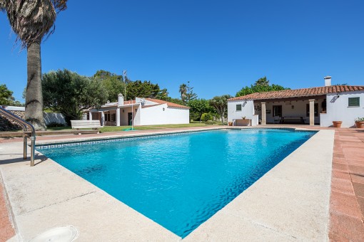 Hermosa finca con 2 viviendas y jardín grande en Santandria