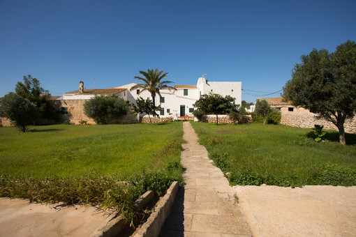 Finca para reformar con 50 ha de terreno junto al mar cerca de Ciutadella