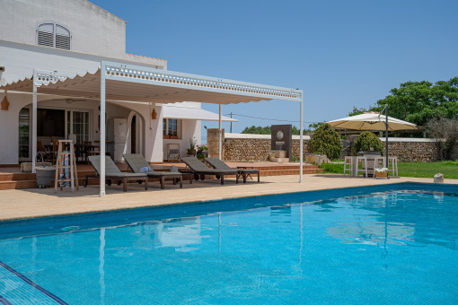 Piscina grande con terraza 