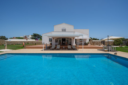 Piscina grande y terraza