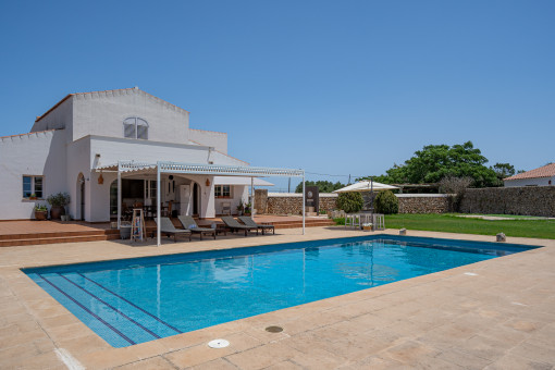 Preciosa propiedad con todas las comodidades situada en una gran parcela con piscina a las puertas de Mahón