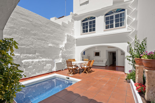 Preciosa casa con carácter en el centro histórico de Ciutadella con licencia de alquiler vacacional, piscina, vistas al mar y parking