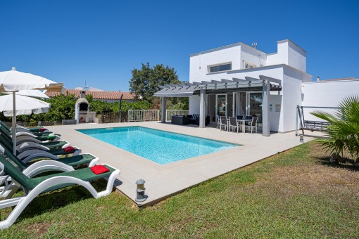 Villa en Son Bou con maravillosas vistas al mar, piscina privada y licencia de alquileres vacacional