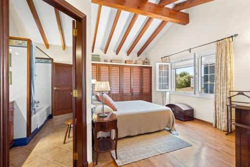Dormitorio y baño