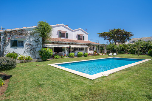 Jardín y piscina