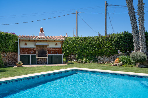 Piscina y barbacoa