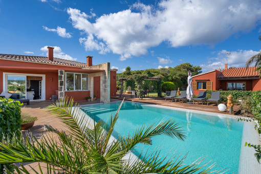 Magnífica propiedad junto al mar con piscina y vistas al mar en Punta Prima