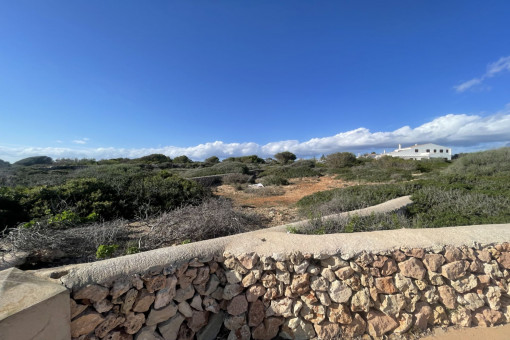 Magnifica parcela de inversión en primera línea de mar, vistas al mar, situada en Binidali, Menorca.