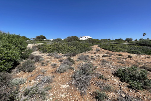 Magnifica parcela de inversión en primera línea de mar, vistas al mar, situada en Binidali, Menorca.